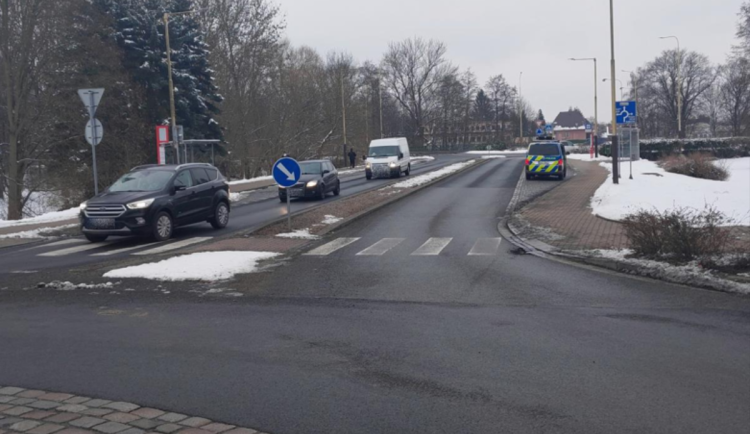 Na přechodu srazil 16letou dívku, bez zájmu odjel. Řidiče bílého auta hledá policie