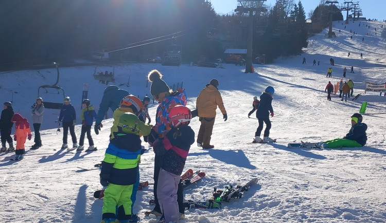 Krušnohorské skiareály hlásí dobré podmínky navzdory mírné oblevě a dešti