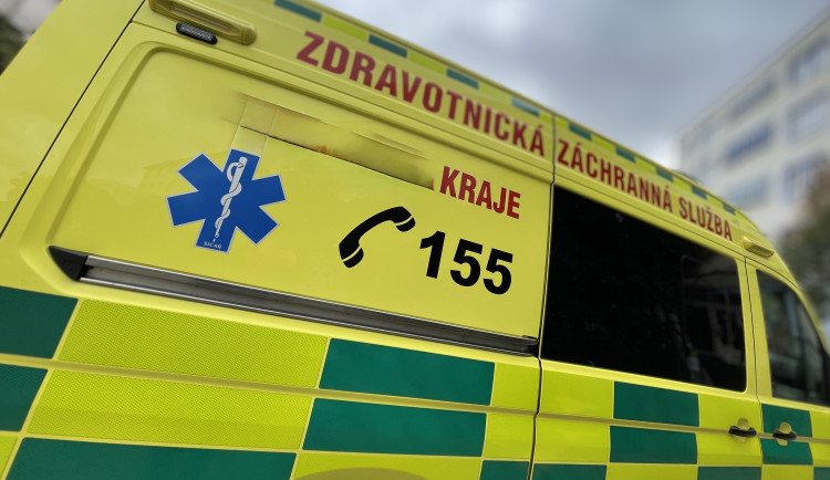 Auto na mostě nejprve srazilo chodce. Při vyšetřování nehody bourala další čtyři auta