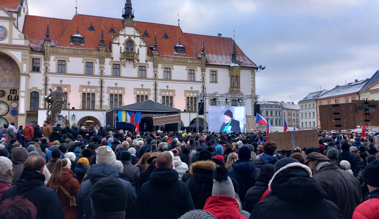 FOTO, VIDEO: Stojíme za prezidentem v Olomouci: demonstrace zaplnila náměstí před orlojem