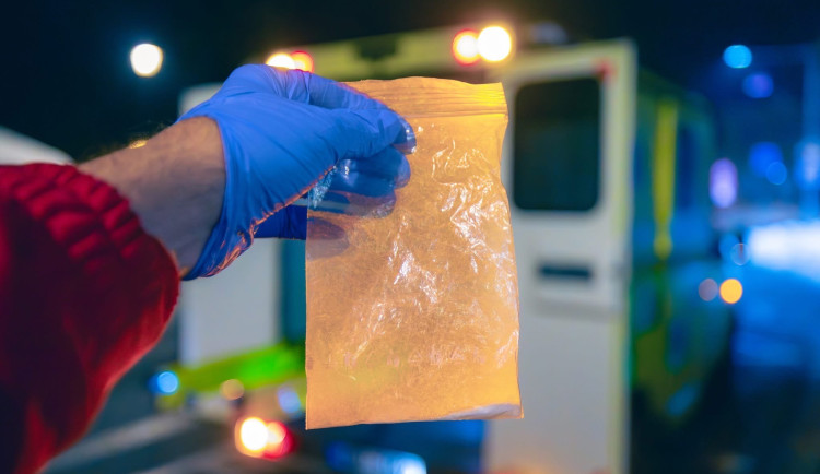 Možná ketamin. Mladík skončil v bezvědomí na chodníku