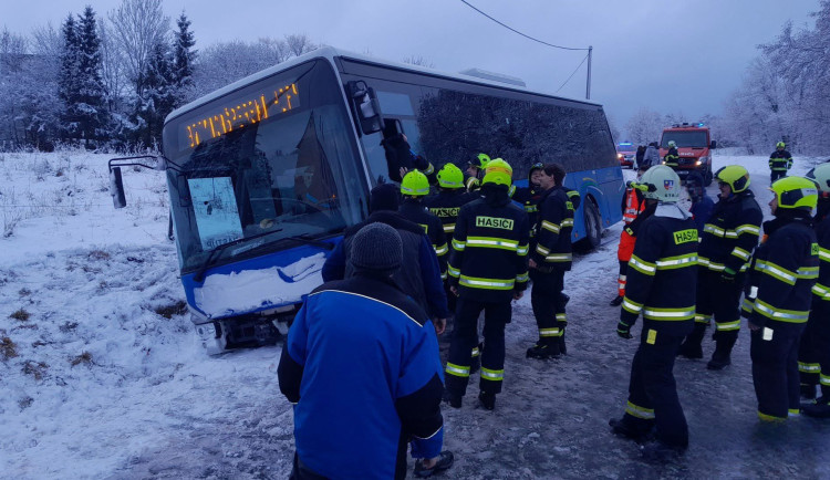 Z havarovaného autobusu vytahovali hasiči děti oknem od řidiče. Ráno bylo plné nehod