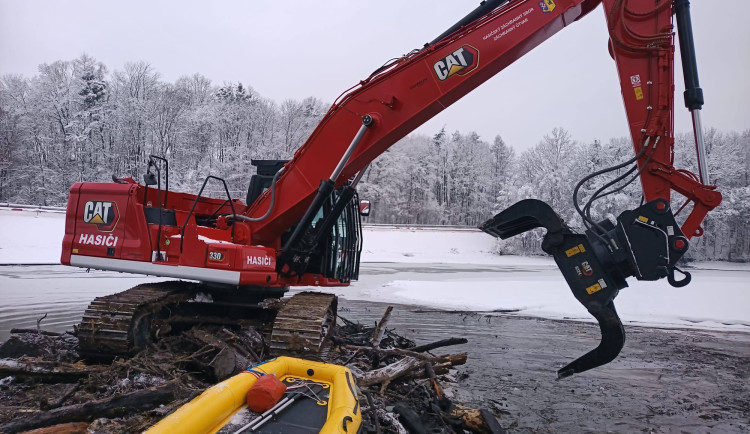 Hasiči čistí přehradu Těrlicko od dřeva po povodni. Kmeny ohrožují bezpečný provoz
