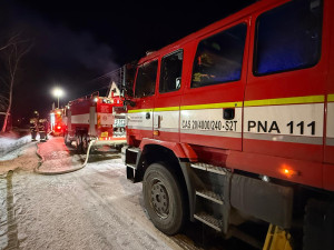 Noční drama krotili hasiči na Náchodsku, v hlavní roli horký popel