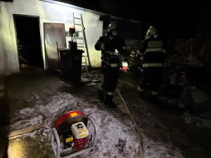 Noční drama krotili hasiči na Náchodsku, v hlavní roli horký popel