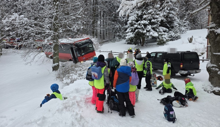 Nečekané dobrodružství malých lyžařů na Jablonecku. Autobus jim zapadl, svezli se obojživelníkem