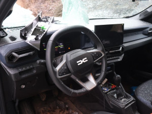 Z kamionu u Dvora Králové odlétl kus ledu, trefil projíždějící Dacii, řidič se podruhé narodil