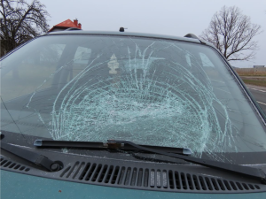 Z kamionu u Dvora Králové odlétl kus ledu, trefil projíždějící Dacii, řidič se podruhé narodil