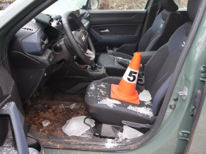 Z kamionu u Dvora Králové odlétl kus ledu, trefil projíždějící Dacii, řidič se podruhé narodil