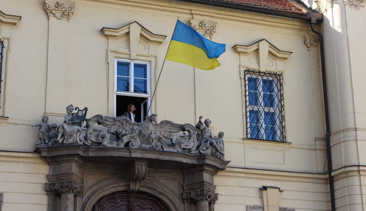POLITICKÁ KORIDA: Symbol solidarity, nebo zbytečné gesto? V Brně řeší ukrajinskou vlajku