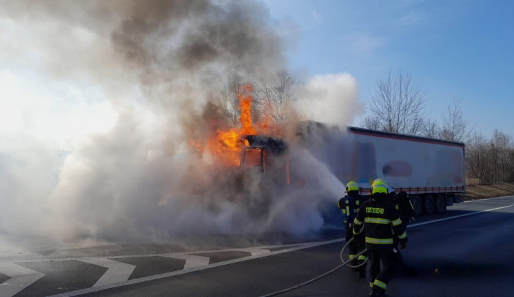 Na dálnici D5 začal hořet kamion, který převážel vysoce hořlavý naklad