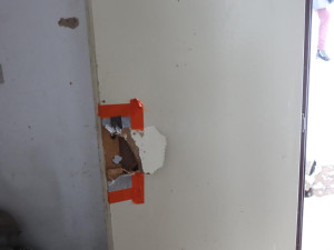 Kriminalisté rozkryli brutální únos na Náchodsku. Dva muži drželi oběť 30 hodin ve skladové hale