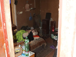 Kriminalisté rozkryli brutální únos na Náchodsku. Dva muži drželi oběť 30 hodin ve skladové hale