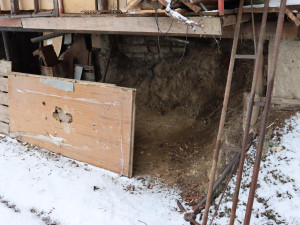 Kriminalisté rozkryli brutální únos na Náchodsku. Dva muži drželi oběť 30 hodin ve skladové hale