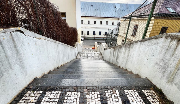 Ikonické Gočárovo schodiště čeká v Hradci Králové po sto letech velký upgrade