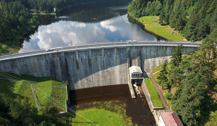 Hráz Husinecké přehrady čeká oprava, silnice bude od března uzavřena