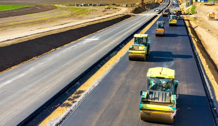Královéhradecký kraj vyčlenil na letošní silniční stavby rekordních 1,936 miliardy korun.