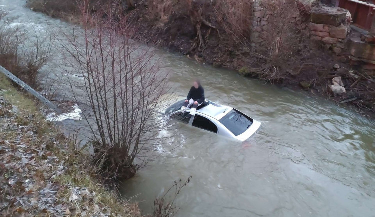 FOTO: Chlapík u Blanska skončil s oktávkou v řece. Na záchranu poslušně čekal na střeše