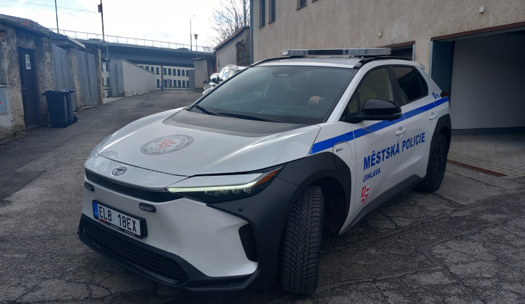 FOTO + VIDEO: Jihlavští strážníci mají první elektromobil. Doma bude na Horním Kosově