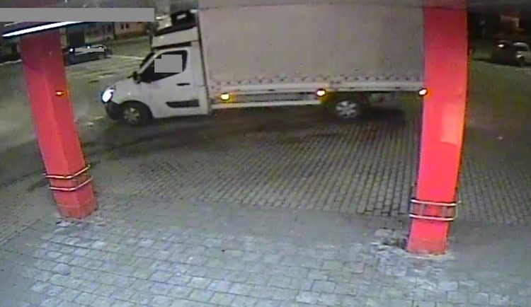 Řidič bílé dodávky měl na parkovišti nabourat auto a ujet. Případ řeší policie