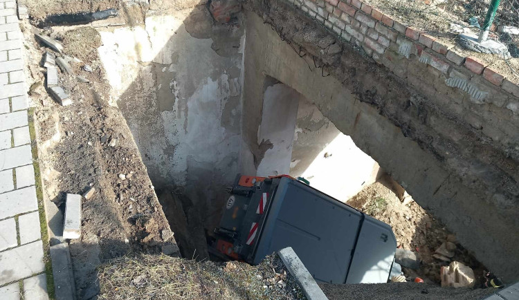 Pod zametacím vozem v Brně se propadl chodník, hasiči ho vyprostili