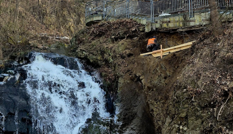 FOTO: Odvážná práce ve svahu. Horolezci u Jordánu zajišťují schodiště