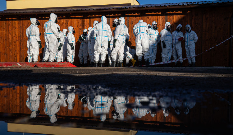 Hasiči v Kosičkách strávili sedm tisíc hodin v ochranných oblecích