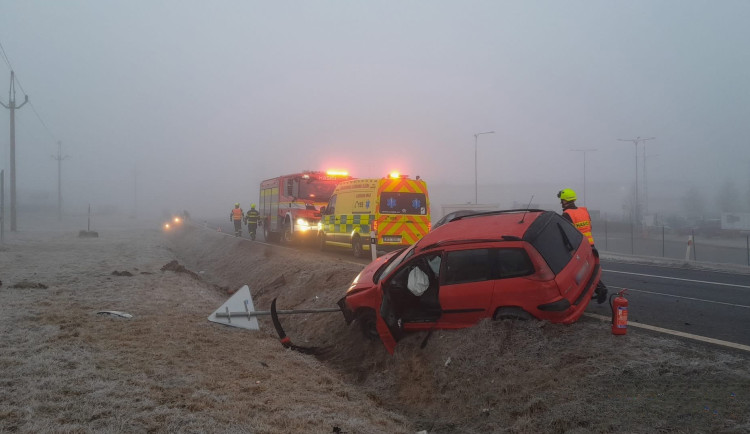 Silnice jsou namrzlé. Hasiči a záchranáři vyjíždějí k nehodám po celém kraji
