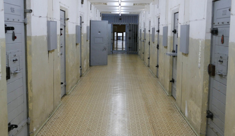 Drogy v balících i časopisech. Kriminalisté řeší pašování do věznic na Sokolovsku