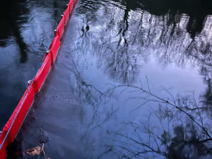 Na Labi u Jaroměře se objevila mastná skvrna, zasahovali tu hasiči