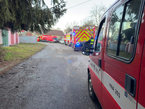 Na Labi u Jaroměře se objevila mastná skvrna, zasahovali tu hasiči