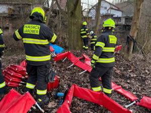 Na Labi u Jaroměře se objevila mastná skvrna, zasahovali tu hasiči