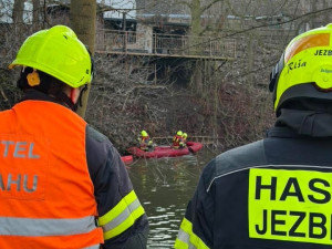 Na Labi u Jaroměře se objevila mastná skvrna, zasahovali tu hasiči