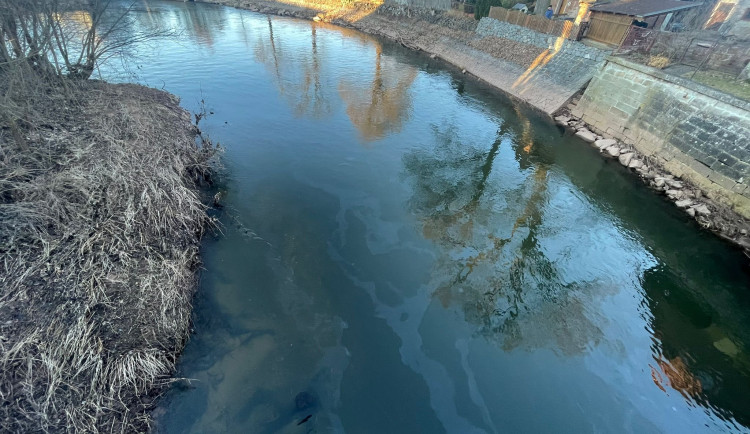 Hasiči včera až do večerních hodin zasahovali u řeky Labe u Jaroměře kvůli podezřelému úniku neznámé látky.
