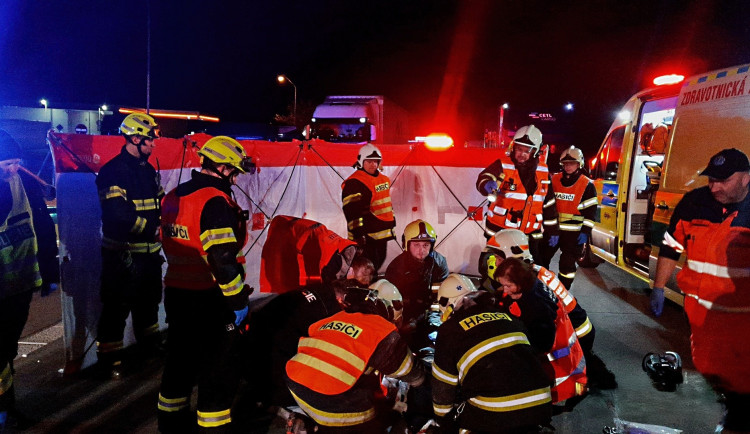 Muž spadl z mostu přímo na dálnici D5, ve vážném stavu ho transportoval vrtulník