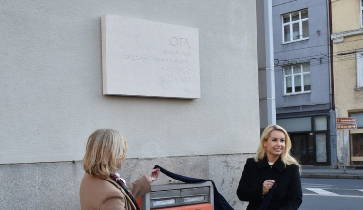 Ostrava uctila památku Oty Filipa. Na Nové radnici má novou pamětní desku