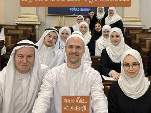 Z makléře prodávajícího byty v Dubaji si lidé dělají legraci, vznikají koláže