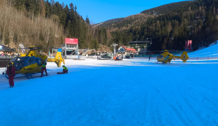 Po srážce lyžaře a snowboardistky letěly do Špindlu dva vrtulníky, každý z jiného kraje