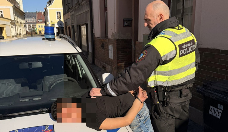 Jeden kradl v Domě pokojného stáří, druhý v Penny. Lapky zpacifikovali chrastavští strážníci