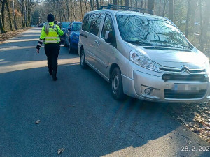 Lenost, nebo ignorance? Na Hradečnici strážníci napočítali přes 30 aut v zákazu vjezdu