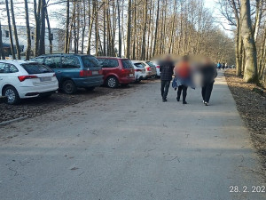 Lenost, nebo ignorance? Na Hradečnici strážníci napočítali přes 30 aut v zákazu vjezdu