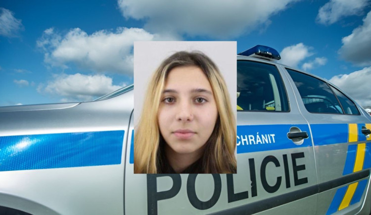 Pohřešovaná má na sobě modré rifle, černou mikinu s kapucí, modrý croptop a bílé boty s růžovou patou.