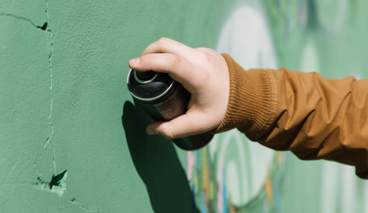 Vandalismus a sprejeři: Kdy vám pojišťovna zaplatí novou fasádu? 