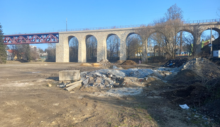Parkování v Jihlavě XXIX: U železničního viaduktu vznikne velké parkoviště P+R
