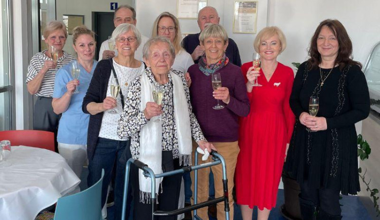 Sto let života plného vzpomínek. Oslavenkyni přišla pogratulovat radní i rodina