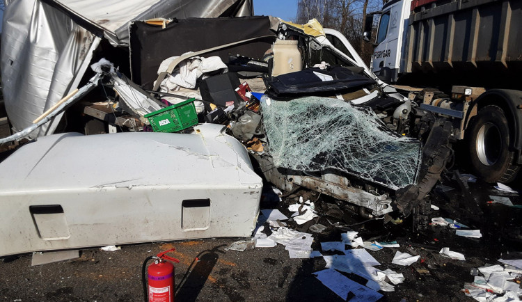 Hrozivá nehoda na D35 u Litovle. Vytížená dálnice byla uzavřená, problémy i na D1