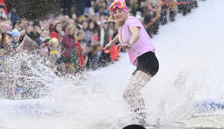FOTO: Desítky lidí přejížděly v recesistickém závodě na Špičáku velkou louži