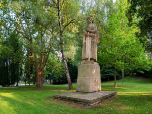 V Hradci Králové začal jarní úklid, zahradníci pokácí jasany u Klicperova divadla