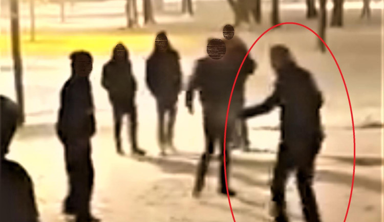 Rvačka před klubem K2. Kriminalisté hledají napadeného muže i svědky incidentu