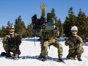 Při výcviku využívali protiletadlový raketový komplet RBS-70NG.